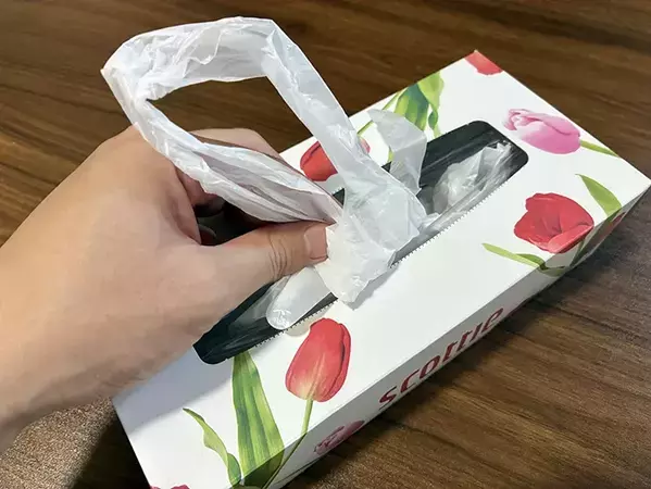 『ティッシュの箱』1個で整理がラクに！　袋を「入れるだけ」の裏ワザ