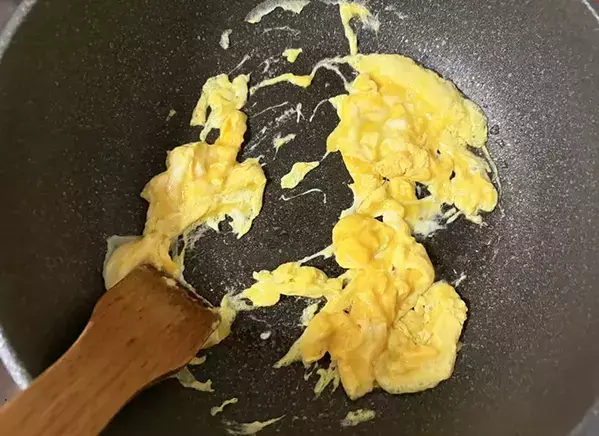 ご飯に『1袋』混ぜてみて！　一緒に炒めたら「さわやかで食べやすい」【10分レシピ】
