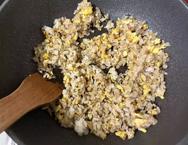 ご飯に『1袋』混ぜてみて！　一緒に炒めたら「さわやかで食べやすい」【10分レシピ】