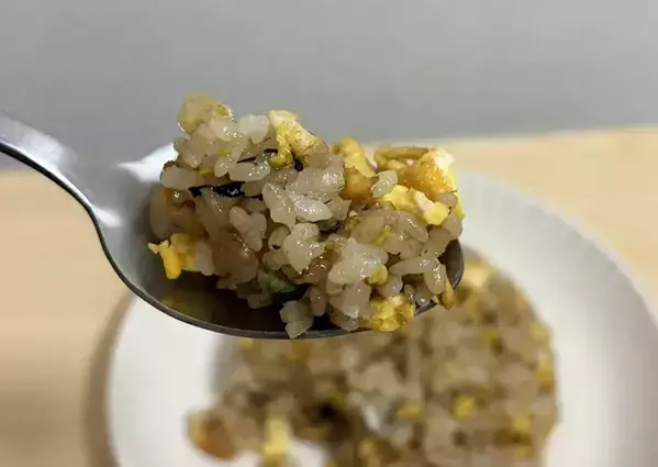 ご飯に『1袋』混ぜてみて！　一緒に炒めたら「さわやかで食べやすい」【10分レシピ】