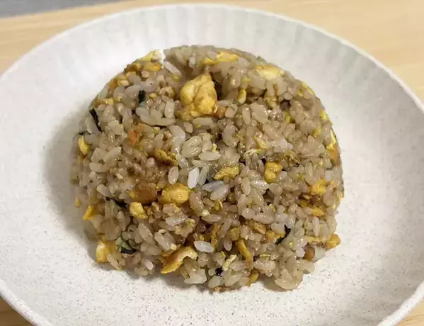 ご飯に『1袋』混ぜてみて！　一緒に炒めたら「さわやかで食べやすい」【10分レシピ】