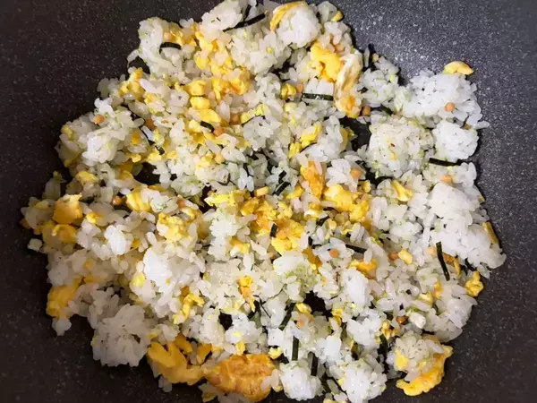 ご飯に『1袋』混ぜてみて！　一緒に炒めたら「さわやかで食べやすい」【10分レシピ】