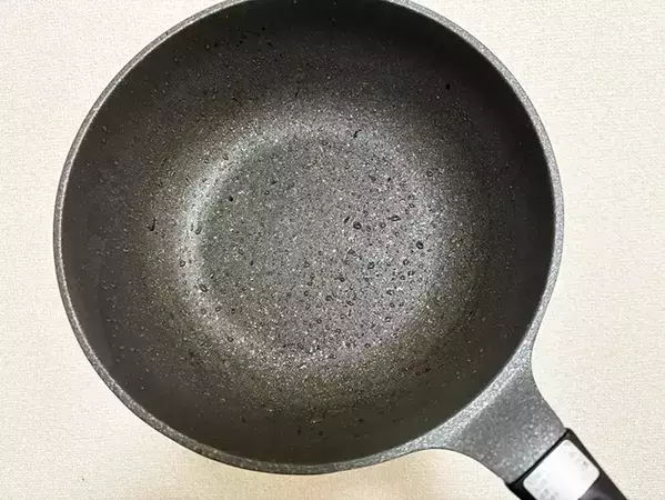 使い終わった『ラップ』が大活躍？　油汚れの目立つフライパンに使うと便利だった