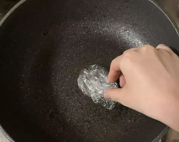 使い終わった『ラップ』が大活躍？　油汚れの目立つフライパンに使うと便利だった