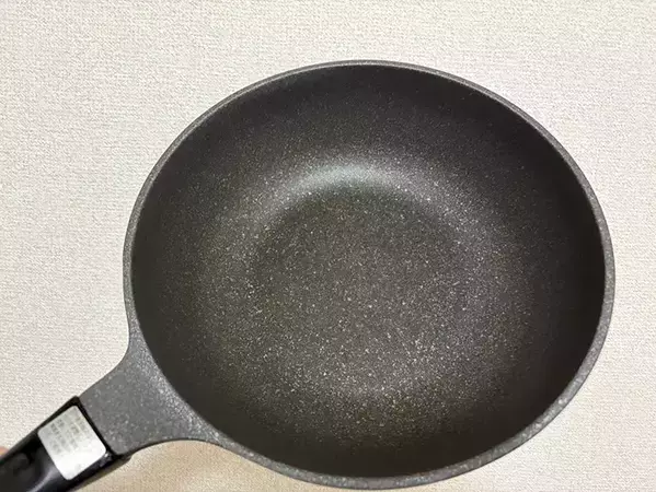 使い終わった『ラップ』が大活躍？　油汚れの目立つフライパンに使うと便利だった