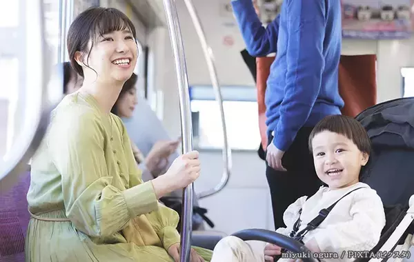 電車で子供が泣いたらどうする？　保育士が教える『周囲の人の声かけ方法』