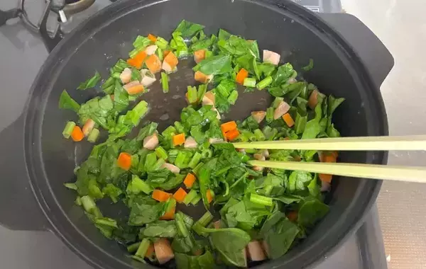 『1袋』に余った野菜を混ぜて15分　子供がパクパク食べるパンケーキが完成