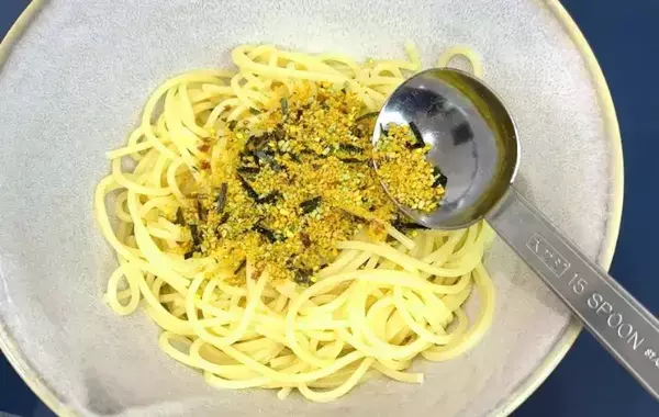 パスタに『大さじ2杯』混ぜるだけ！　ほんのり甘じょっぱくて「想像以上においしい」