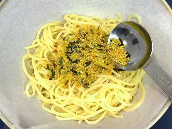 パスタに『大さじ2杯』混ぜるだけ！　ほんのり甘じょっぱくて「想像以上においしい」