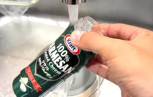 驚くほど便利！　「空の粉チーズ容器」が意外なモノの収納に役立った