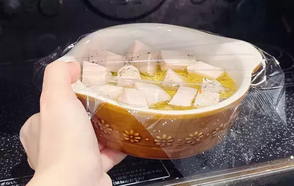 「100cc」で漬けたら激うま！　サラダチキンの意外な食べ方に「ビールが進んで困っちゃう」