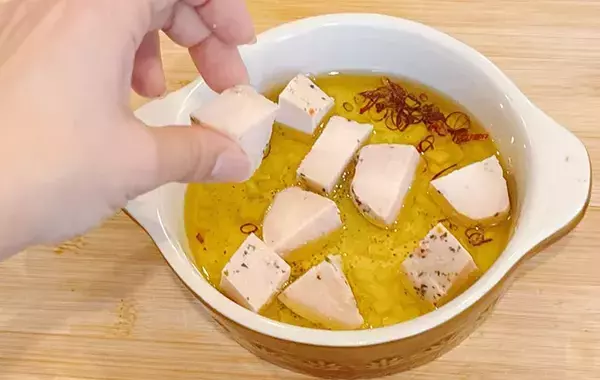 「100cc」で漬けたら激うま！　サラダチキンの意外な食べ方に「ビールが進んで困っちゃう」