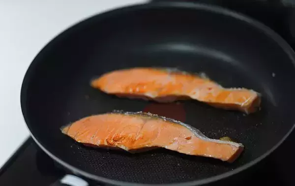 焼くとパサパサになる『秋鮭』　水産のプロが教えるしっとりおいしく焼く裏技