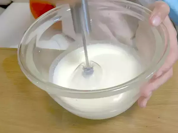 スリコで見つけた『半自動泡だて器』が優秀！電池なしでメレンゲもあっという間