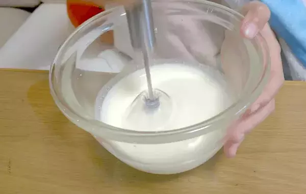 スリコで見つけた『半自動泡だて器』が優秀！電池なしでメレンゲもあっという間