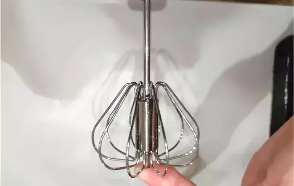 スリコで見つけた『半自動泡だて器』が優秀！電池なしでメレンゲもあっという間