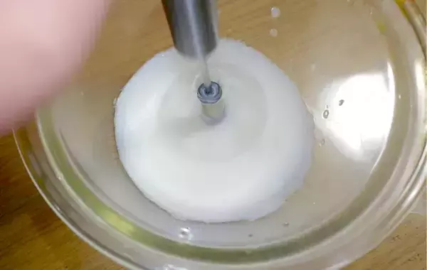 スリコで見つけた『半自動泡だて器』が優秀！電池なしでメレンゲもあっという間