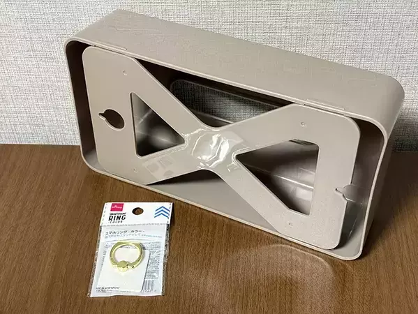 ティッシュケースに『スマホリング』を引っ掛けるだけ！　【浮かせる収納】でデッドスペースを有効活用