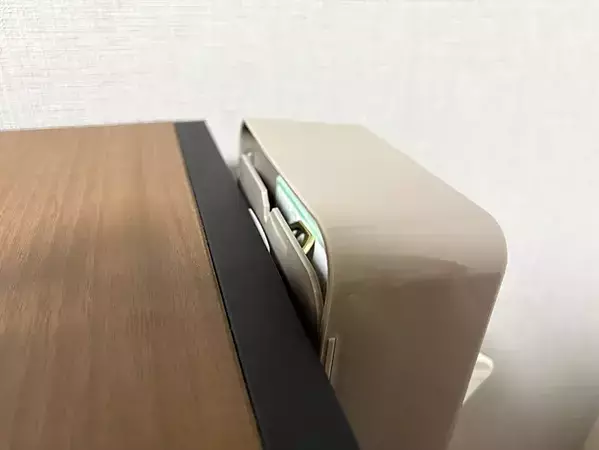 ティッシュケースに『スマホリング』を引っ掛けるだけ！　【浮かせる収納】でデッドスペースを有効活用