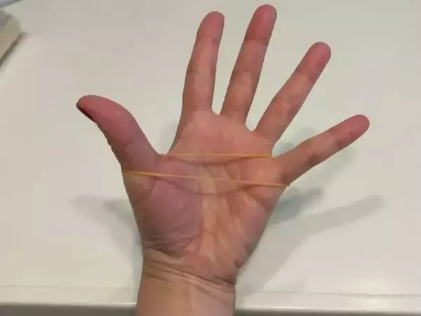 輪ゴムをはめて『ラップを3回』回すだけ！　見失った端がペロッと浮き上がる知恵【活用法4選】