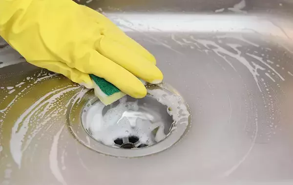 キッチンのシンク、週に何回くらい掃除したらいい？　LIXILに聞いた「水垢を防ぐコツ」