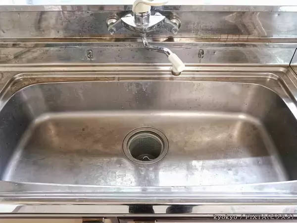 キッチンのシンク、週に何回くらい掃除したらいい？　LIXILに聞いた「水垢を防ぐコツ」