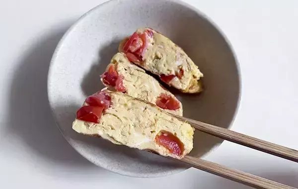 玉子焼きに『5個』入れてみて！　ほどよい酸味が出て「夫に好評」「断面もあざやか」