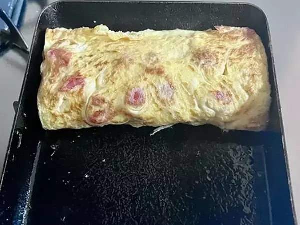 玉子焼きに『5個』入れてみて！　ほどよい酸味が出て「夫に好評」「断面もあざやか」