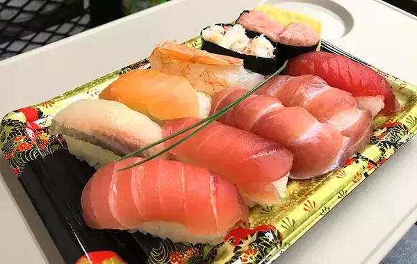 買ったパック寿司、すぐ食べない時は冷蔵？常温？　「NG行動」をくら寿司に聞いた