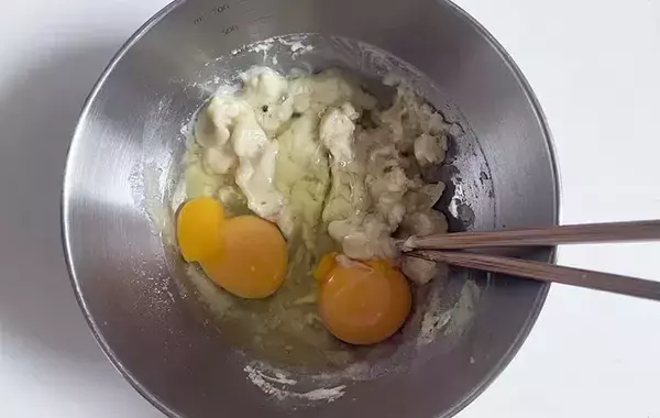 玉子焼きに『大さじ2杯』入れてみて！　しっとり柔らかくなって「かさ増しも成功」