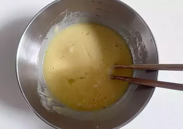 玉子焼きに『大さじ2杯』入れてみて！　しっとり柔らかくなって「かさ増しも成功」