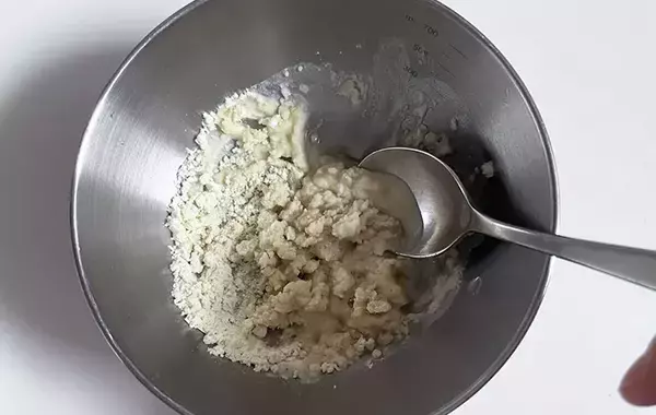 玉子焼きに『大さじ2杯』入れてみて！　しっとり柔らかくなって「かさ増しも成功」