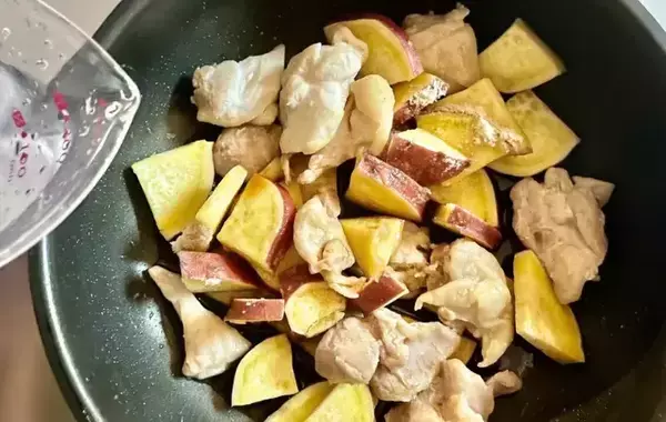 サツマイモと鶏モモ肉を炒めて…　ご飯がすすむ簡単おかずに、子供「もっと食べたい」
