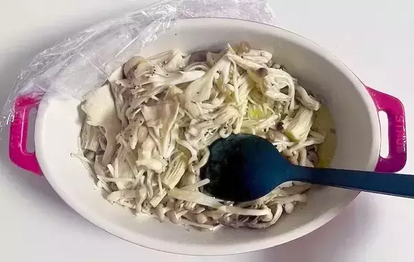 【5分で作り置き】きのこ3種をレンチンするだけ　食べた夫が「うまみがすごい！」