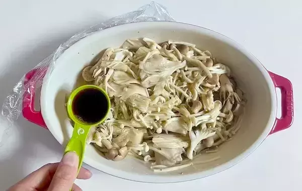 【5分で作り置き】きのこ3種をレンチンするだけ　食べた夫が「うまみがすごい！」