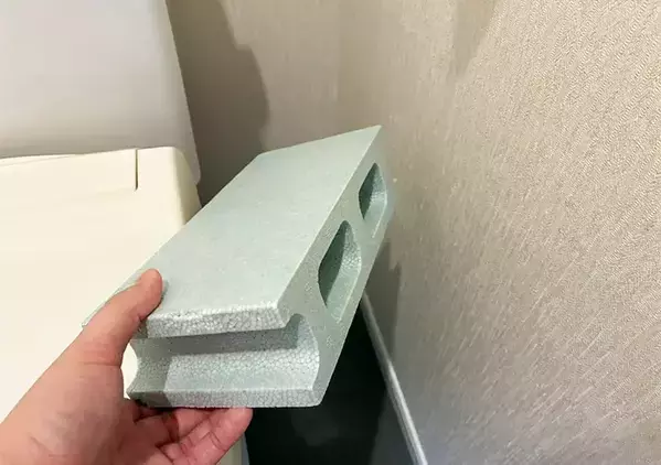 100均の発泡ブロックを『便器横』に置く発想が正解　トイレグッズを衛生的に収納できる【活用2選】