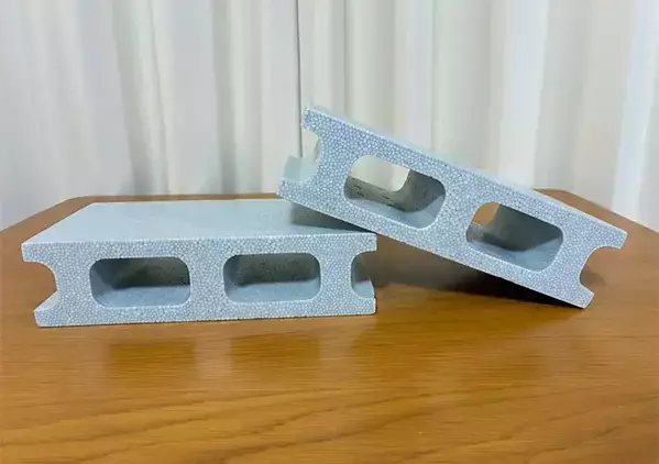100均の発泡ブロックを『便器横』に置く発想が正解　トイレグッズを衛生的に収納できる【活用2選】