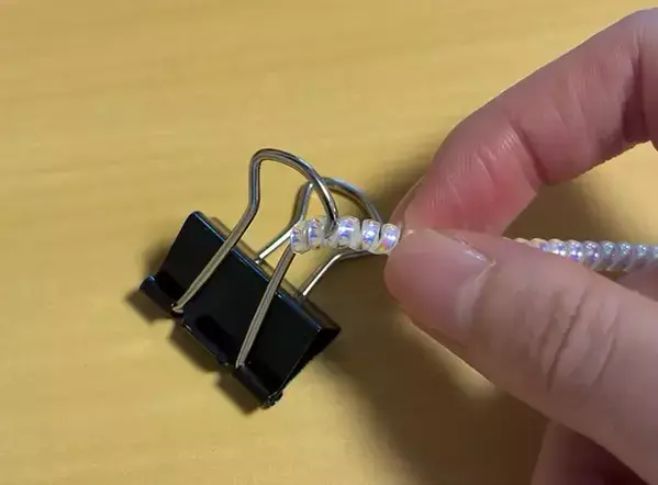 セリアの『ケーブルカバー』は切って使う！　持ち運びや小物の整理がラクになる活用法【2選】