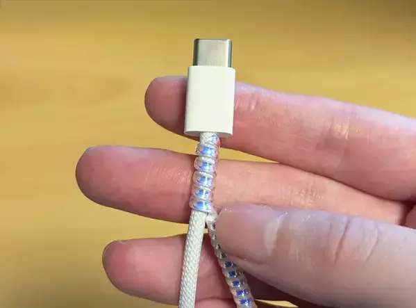 セリアの『ケーブルカバー』は切って使う！　持ち運びや小物の整理がラクになる活用法【2選】
