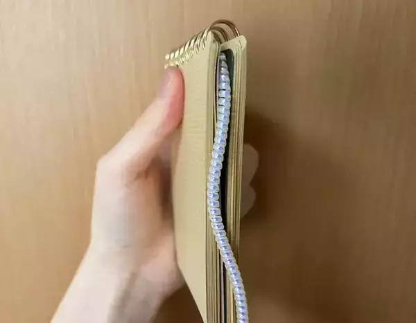 セリアの『ケーブルカバー』は切って使う！　持ち運びや小物の整理がラクになる活用法【2選】