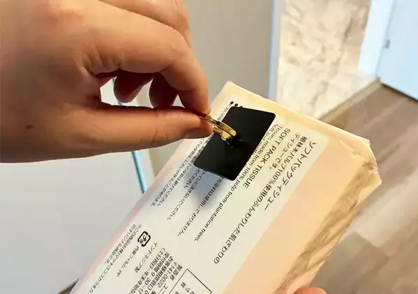 100均スマホリングを『洗濯機の横』に貼ると家事がラクに！　思わぬ使い道に「正解だった」【3選】
