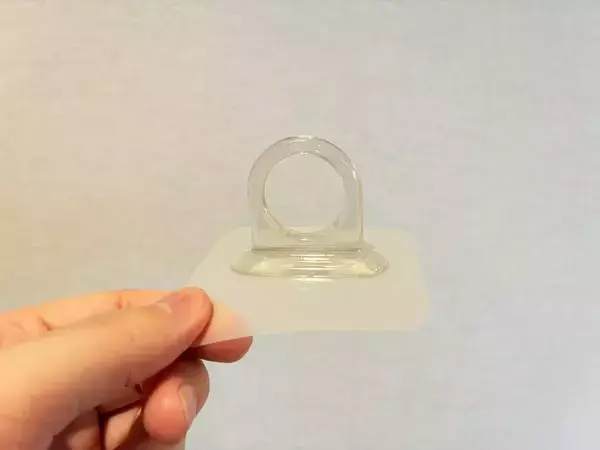 100均の『フィルムリングフック』を洗面所ドアに設置　日々の家事で助かる活用法【4選】