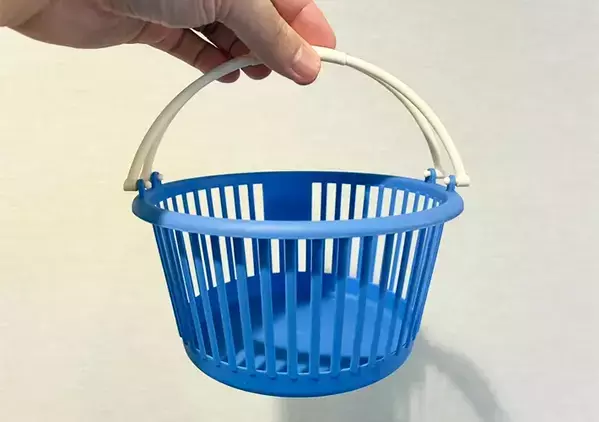 セリアの『取っ手付きバスケット』がキッチンで活躍　活用法に「悩みが解消した」【3選】