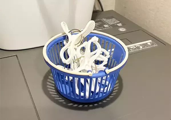 セリアの『取っ手付きバスケット』がキッチンで活躍　活用法に「悩みが解消した」【3選】