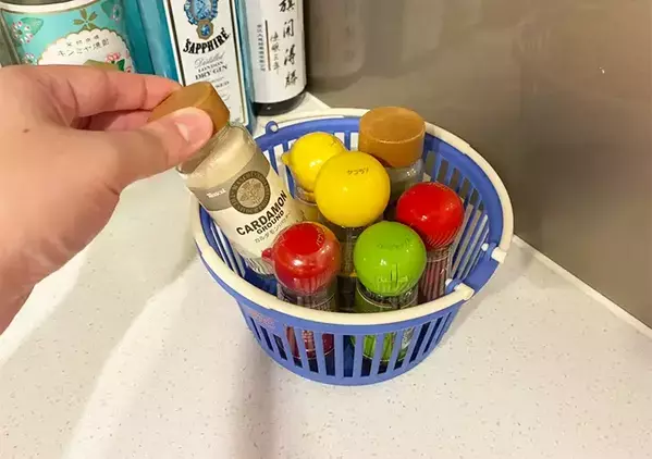 セリアの『取っ手付きバスケット』がキッチンで活躍　活用法に「悩みが解消した」【3選】