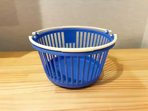 セリアの『取っ手付きバスケット』がキッチンで活躍　活用法に「悩みが解消した」【3選】
