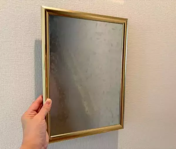 「鍵どこ置いたっけ？」とサヨナラ　100均フォトフレームを小物掛けにする収納術