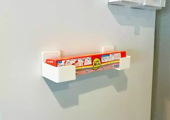 100均のラップホルダーを『玄関ドア』で活用！　快適さが大きく変わる裏ワザに「もう手放せない」