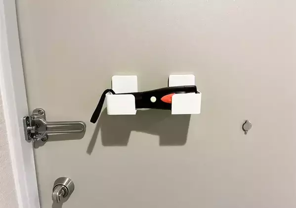 100均のラップホルダーを『玄関ドア』で活用！　快適さが大きく変わる裏ワザに「もう手放せない」