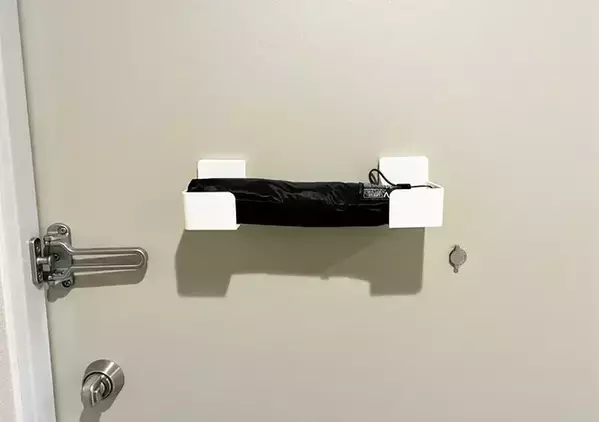 100均のラップホルダーを『玄関ドア』で活用！　快適さが大きく変わる裏ワザに「もう手放せない」